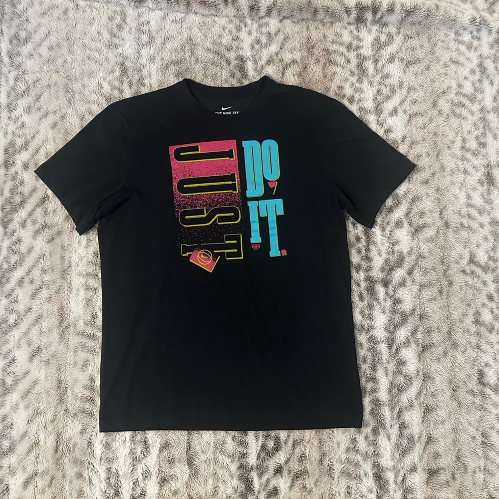 Nike The Nike Tee  T-shirt  medium Men black Graphic Logo Crew Neck